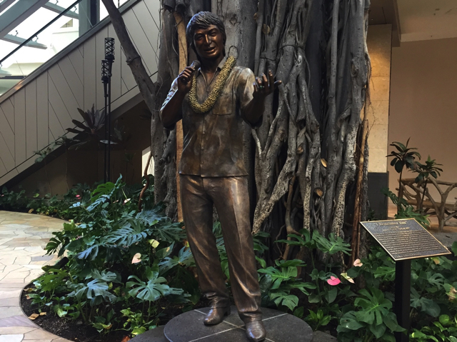 インターナショナルマーケットプレイス ドン・ホーの銅像